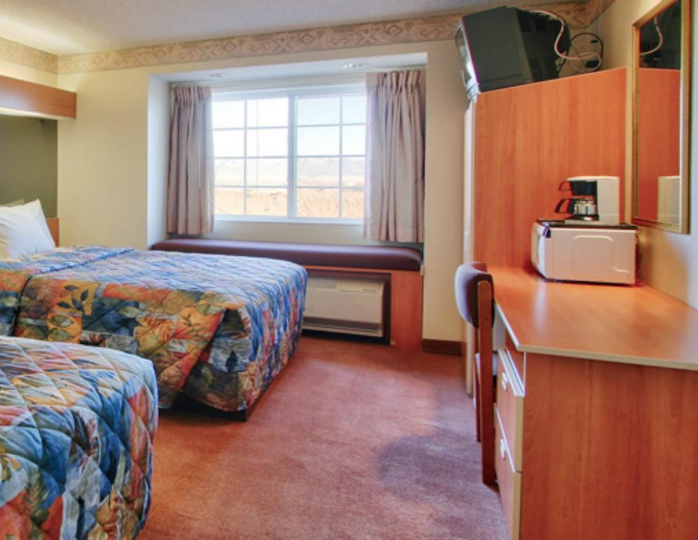 Western Skies Inn & Suites 로스 루나스 객실 사진