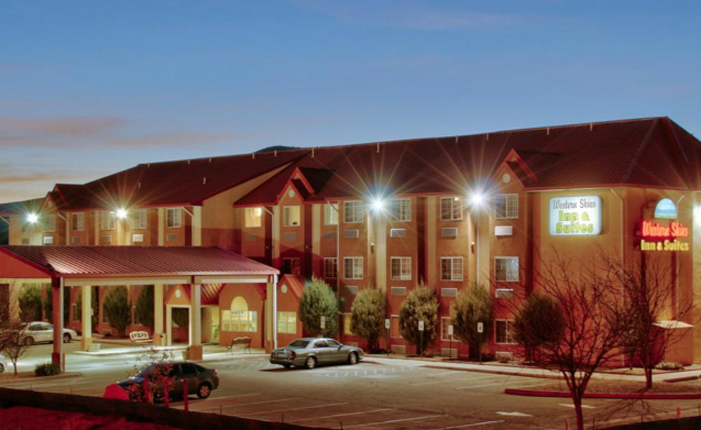 Western Skies Inn & Suites 로스 루나스 외부 사진