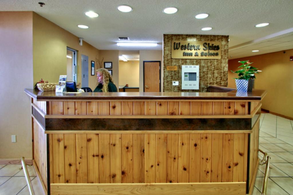 Western Skies Inn & Suites 로스 루나스 외부 사진