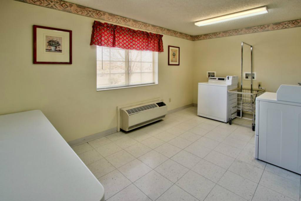 Western Skies Inn & Suites 로스 루나스 외부 사진