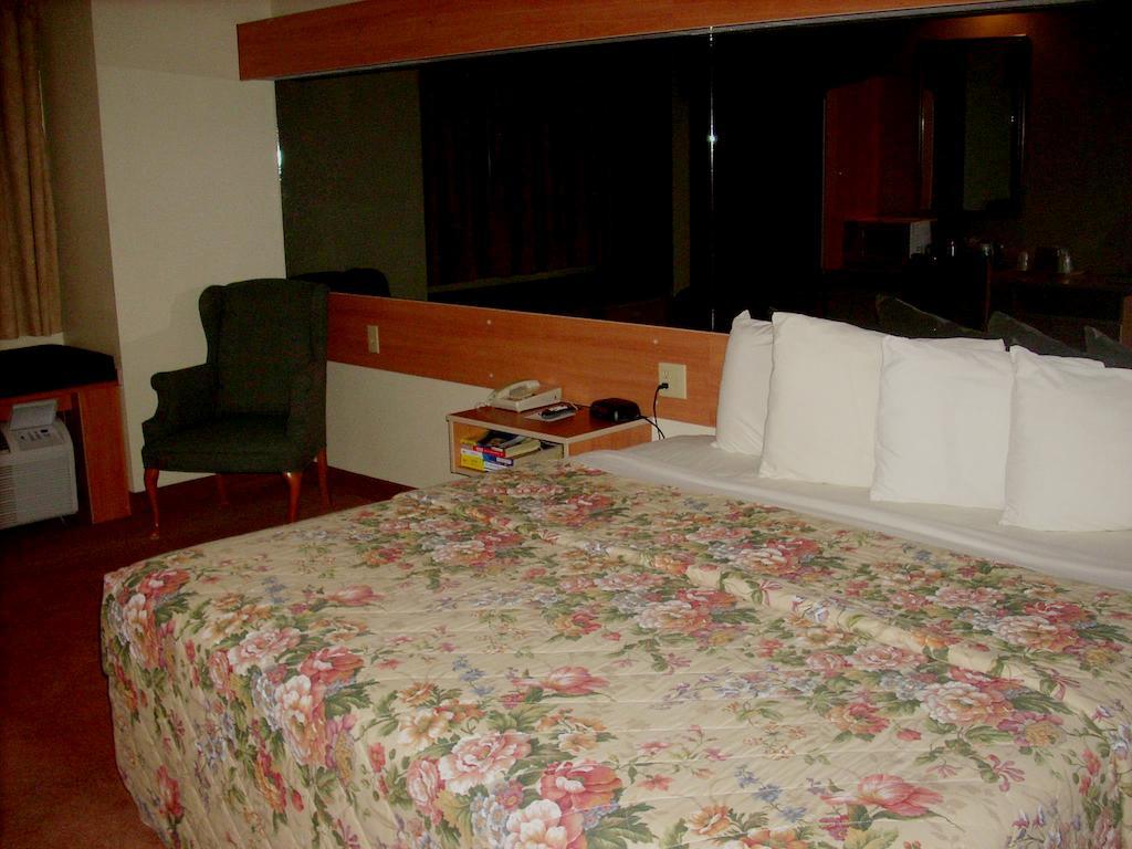 Western Skies Inn & Suites 로스 루나스 외부 사진